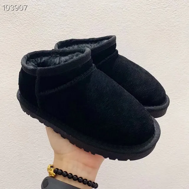 UGG Botas de Nieve Negras Slip-On con Forro de Cordero 8