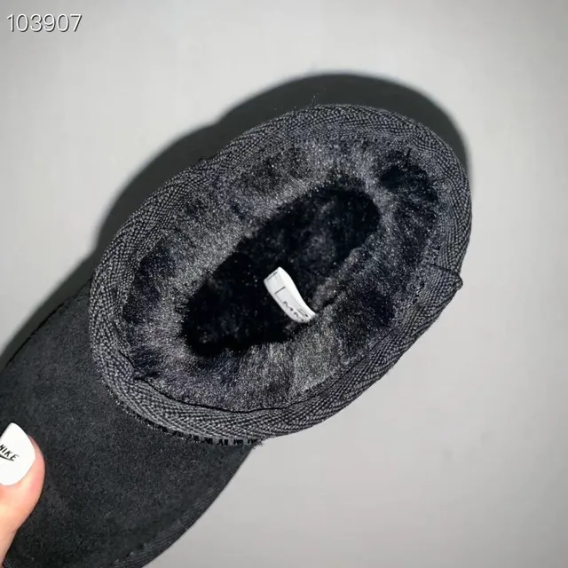UGG Botas de Nieve Negras Slip-On con Forro de Cordero 11
