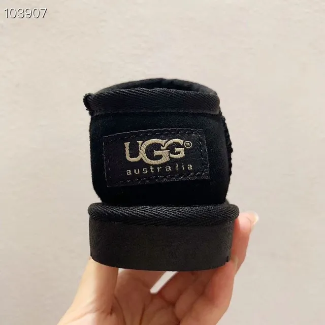 UGG Botas de Nieve Negras Slip-On con Forro de Cordero 12