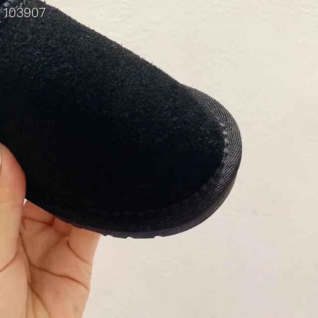 UGG Botas de Nieve Negras Slip-On con Forro de Cordero 13