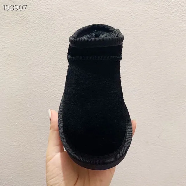 UGG Botas de Nieve Negras Slip-On con Forro de Cordero 14
