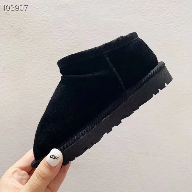 UGG Botas de Nieve Negras Slip-On con Forro de Cordero 15