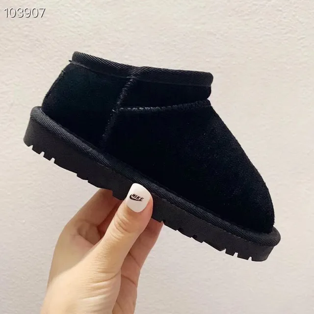 UGG Botas de Nieve Negras Slip-On con Forro de Cordero 16