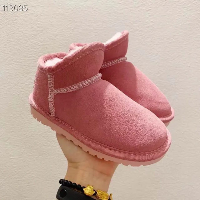 UGG Botas de Nieve Negras Slip-On con Forro de Cordero 17