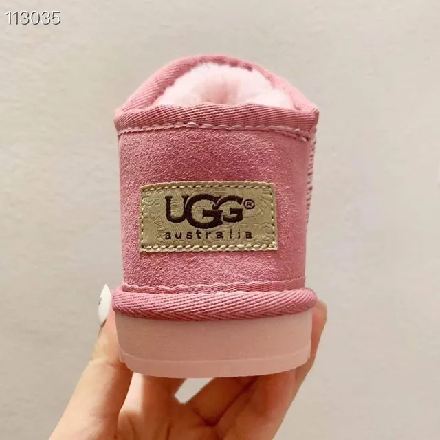 UGG Botas de Nieve Negras Slip-On con Forro de Cordero 21