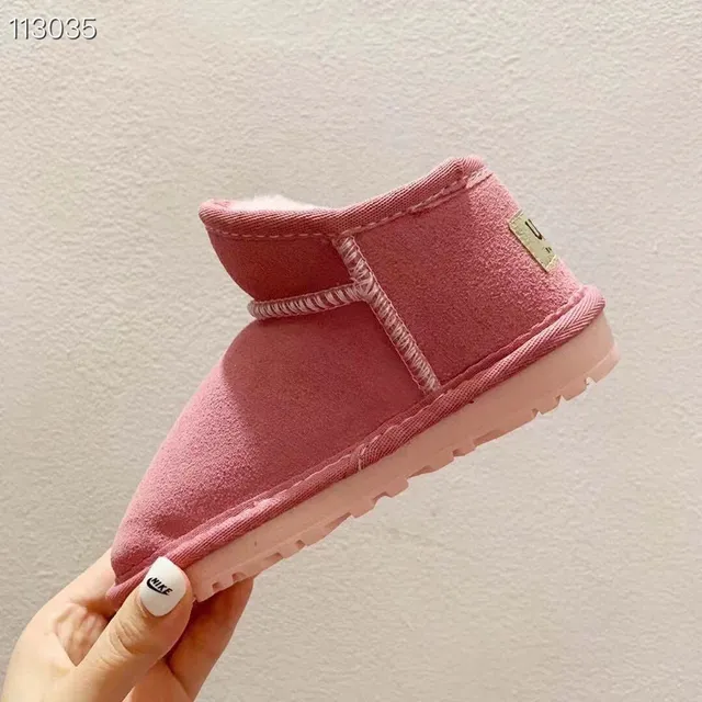 UGG Botas de Nieve Negras Slip-On con Forro de Cordero 23