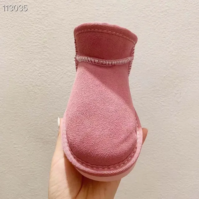 UGG Botas de Nieve Negras Slip-On con Forro de Cordero 24
