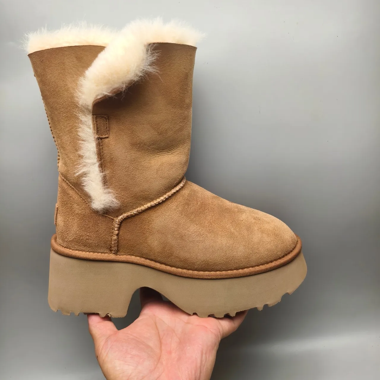 UGG Brown Beige 麂皮羊毛内里雪靴 2