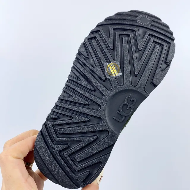 UGG भूरी मखमली ऊपरी डुअल बकिल स्ट्रैप स्नो बूट्स 23