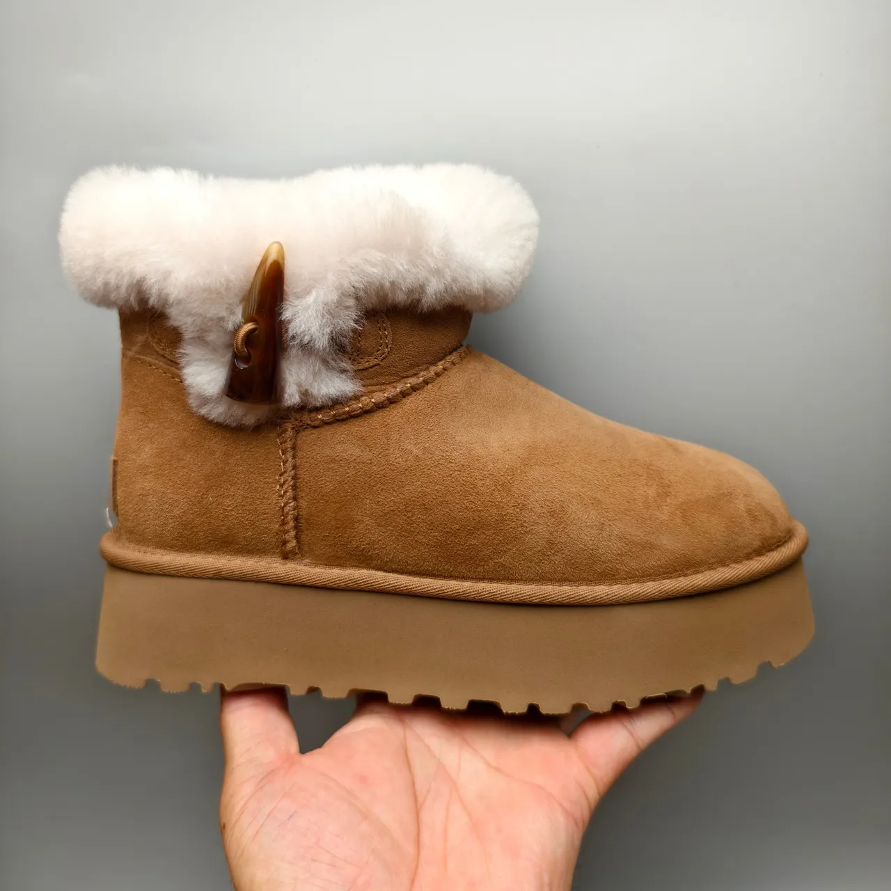 UGG 棕白麂皮鞋面剪绒护口雪靴 2