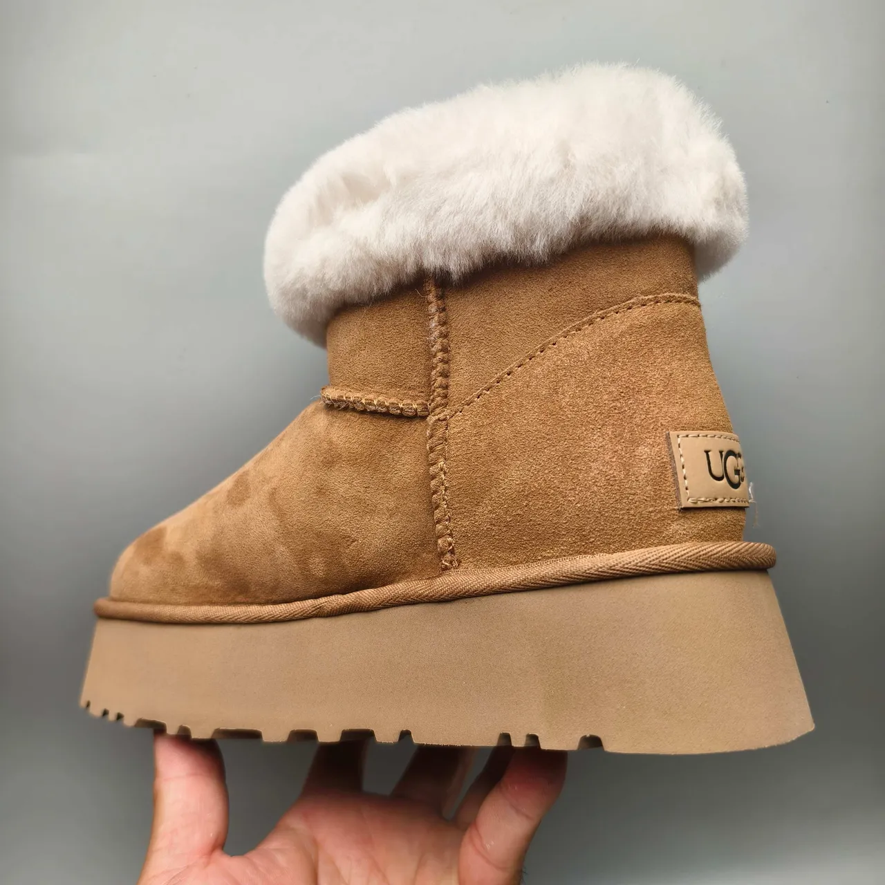 UGG 棕白麂皮鞋面剪绒护口雪靴 4