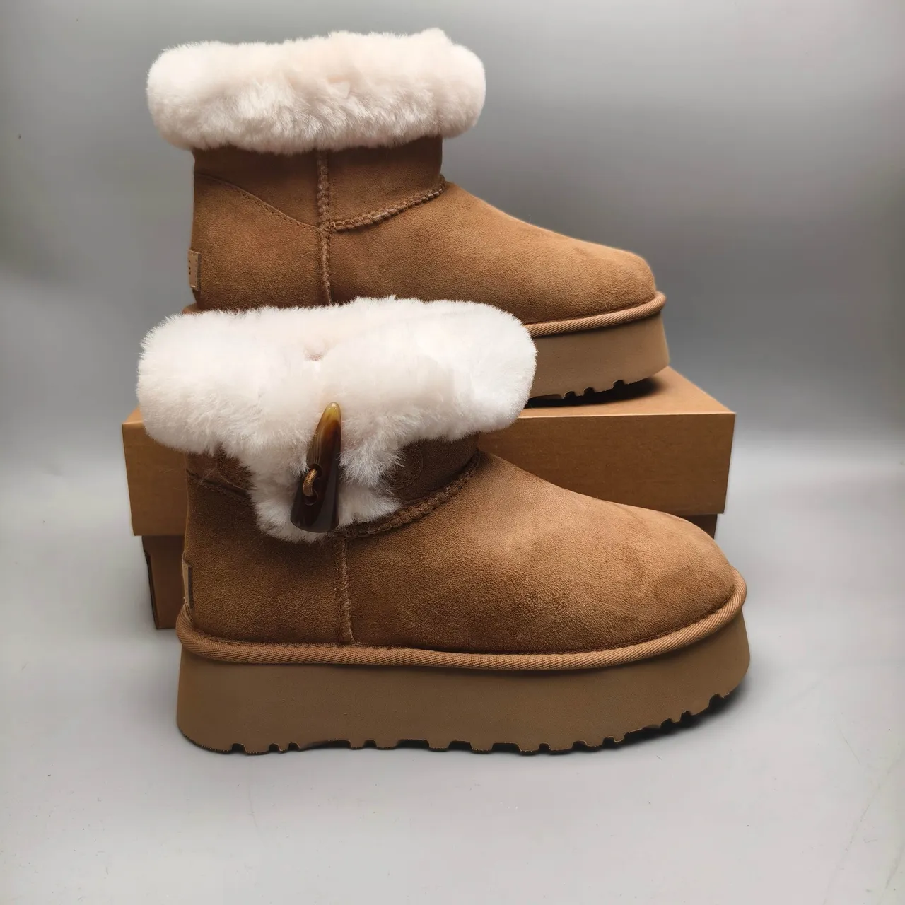 UGG 棕白麂皮鞋面剪绒护口雪靴 5