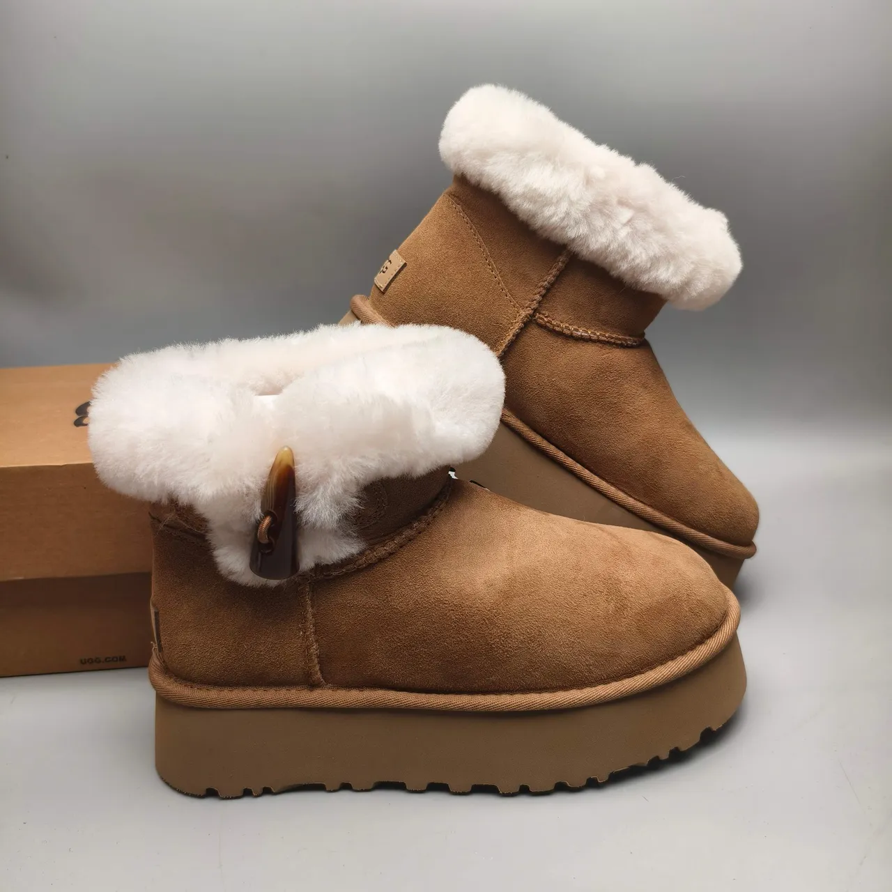 UGG 棕白麂皮鞋面剪绒护口雪靴 6