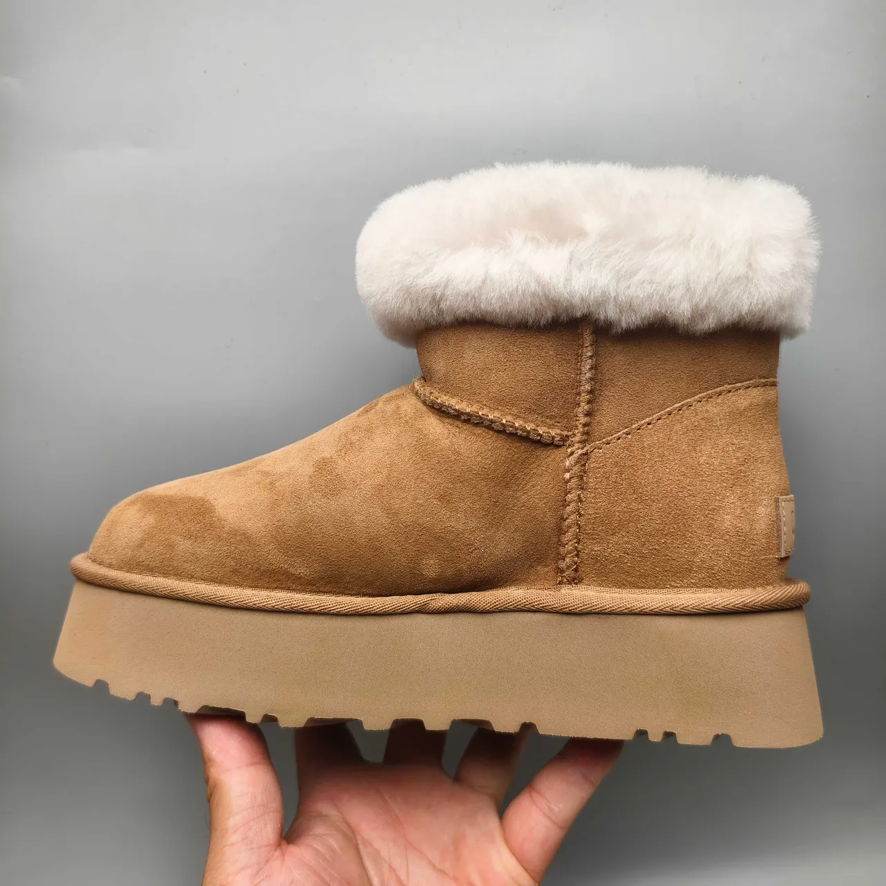 UGG 棕白麂皮鞋面剪绒护口雪靴 7