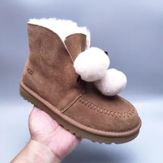 UGG भूरा सफेद सूड ऊपरी भेड़ के ऊन से लाइन किए गए एंक्ल बूट