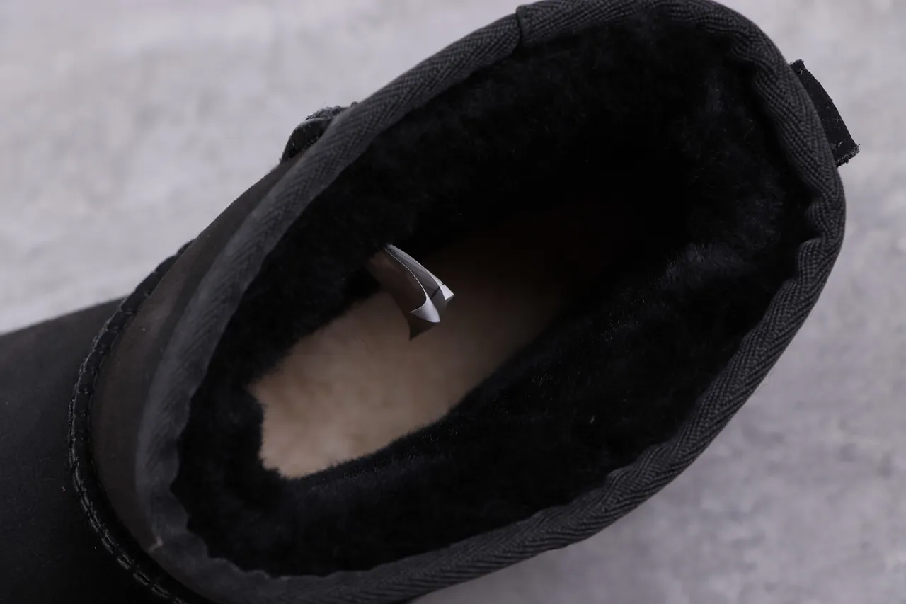 UGG Classic 黑色羊毛内里雪靴 2