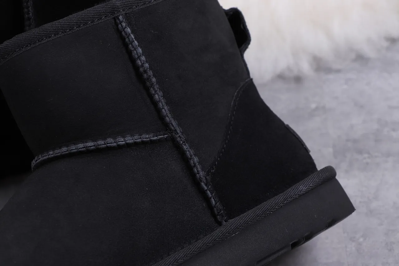 UGG Classic 黑色羊毛内里雪靴 3