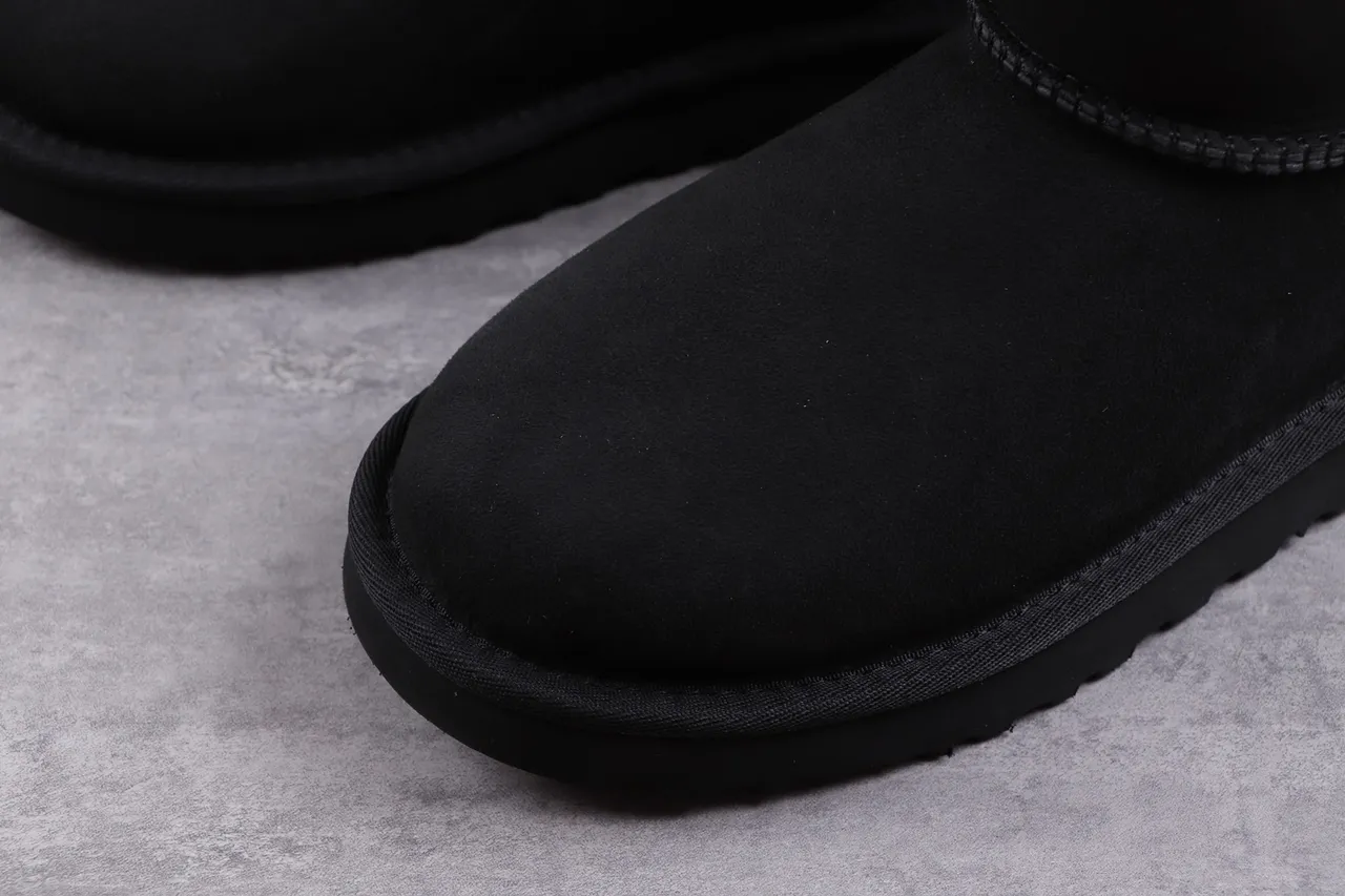 UGG Classic 黑色羊毛内里雪靴 4