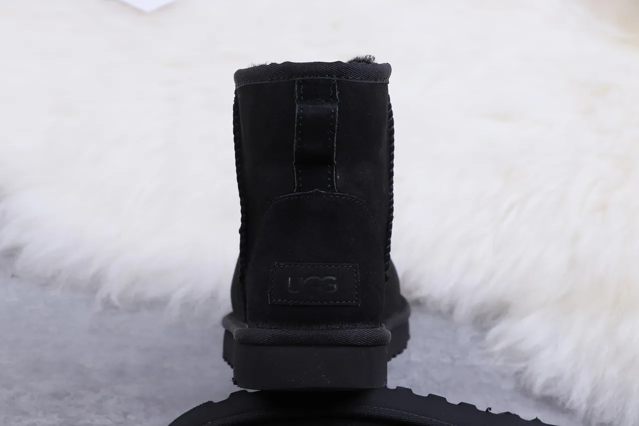 UGG Classic 黑色羊毛内里雪靴 5