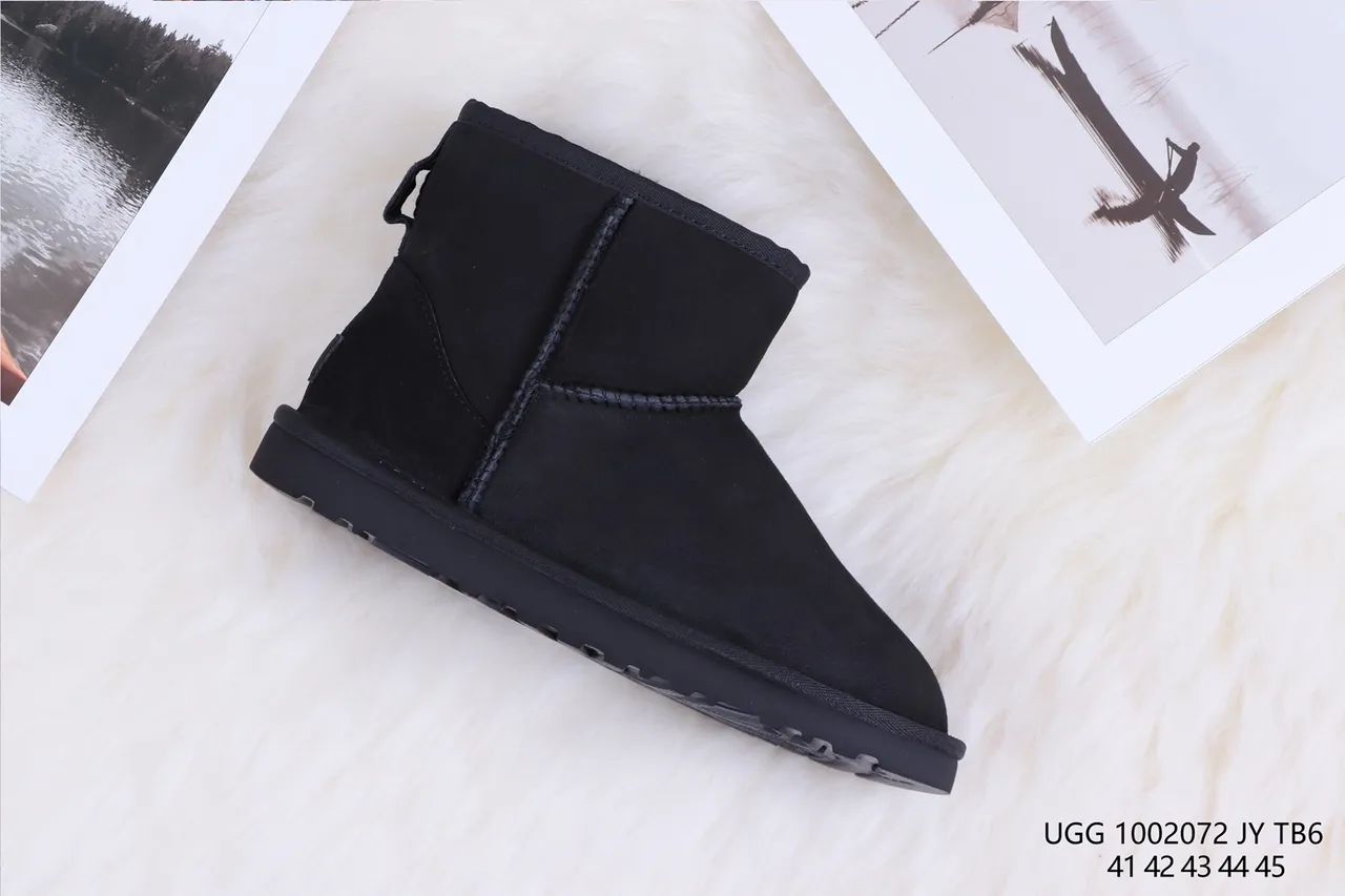 UGG Classic 黑色羊毛内里雪靴 6