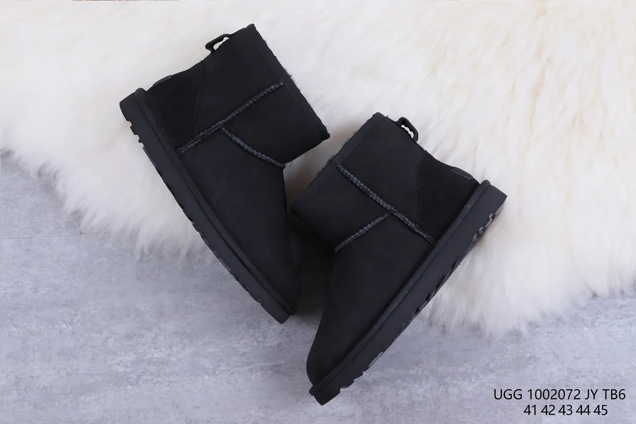 UGG Classic 黑色羊毛内里雪靴 7
