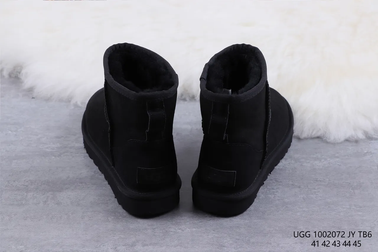 UGG Classic 黑色羊毛内里雪靴 8