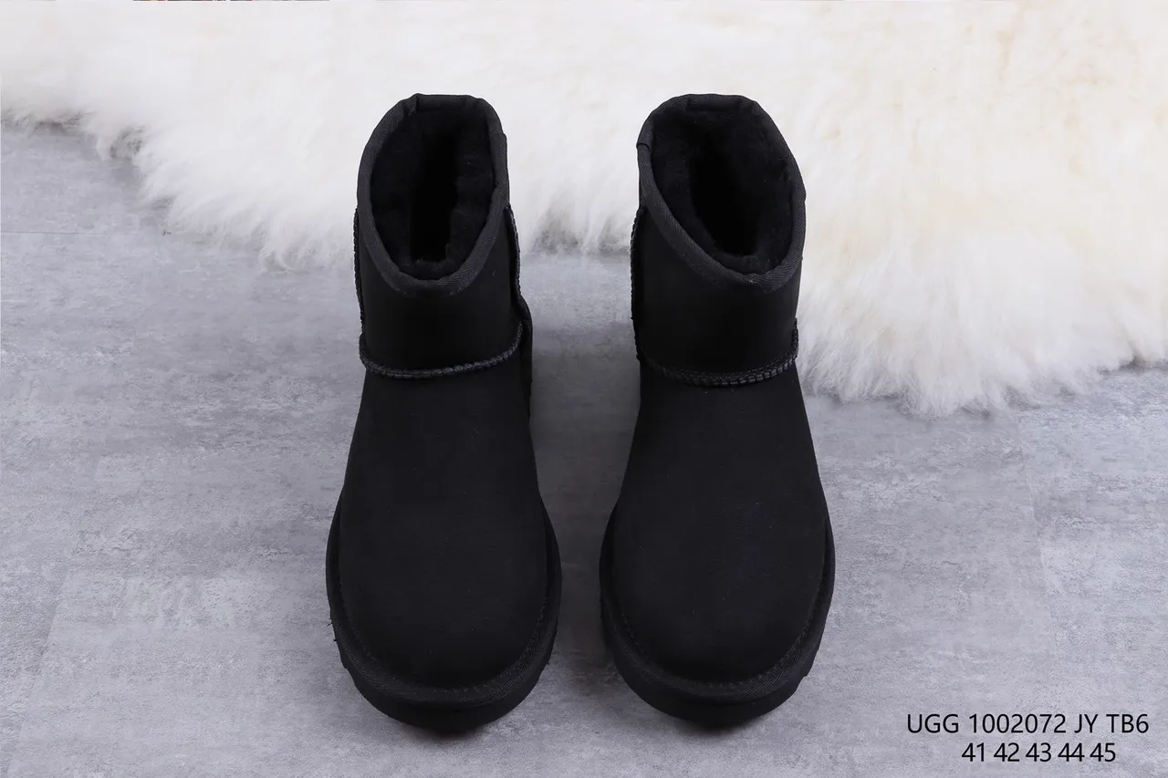 UGG Classic 黑色羊毛内里雪靴 9