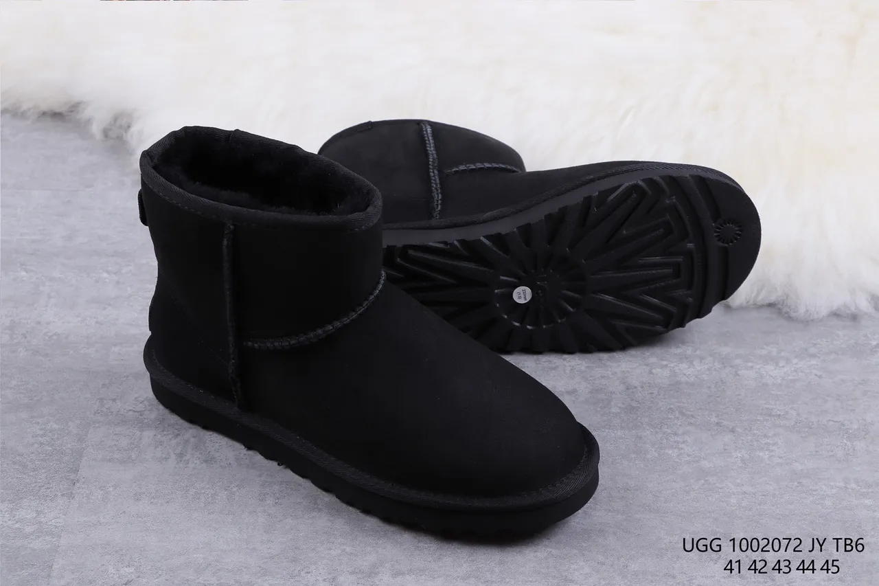 UGG Classic 黑色羊毛内里雪靴 10