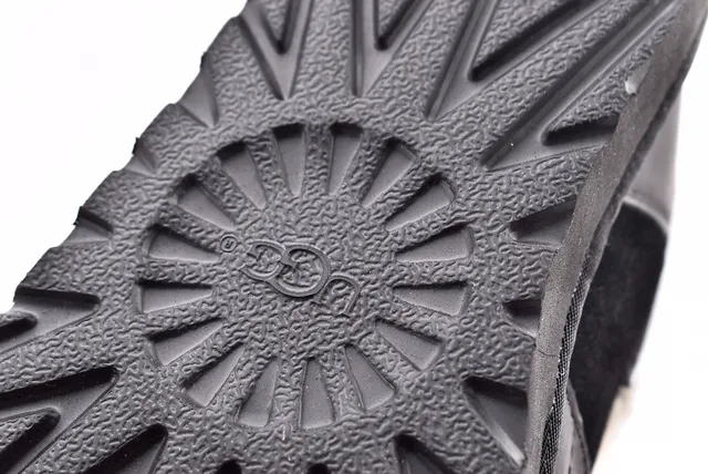UGG Classic 黑白 扣带 羊毛内里 雪靴 7