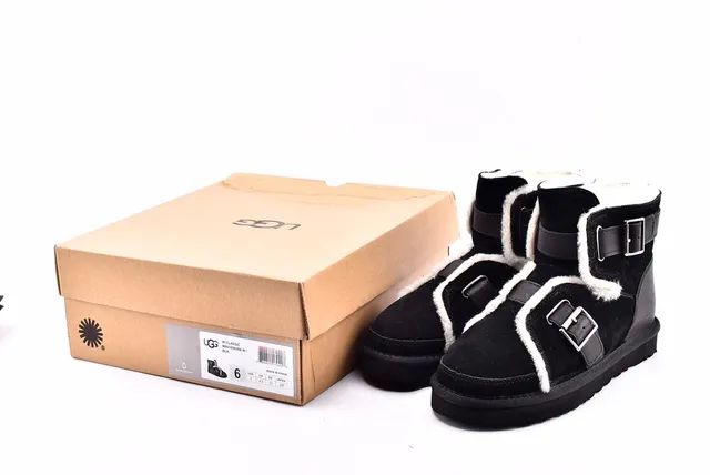 UGG Classic 黑白 扣带 羊毛内里 雪靴 15