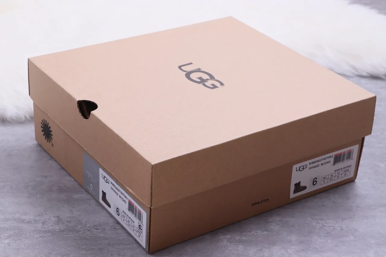 UGG Classic Mini 巧克力棕麂皮雪靴 8