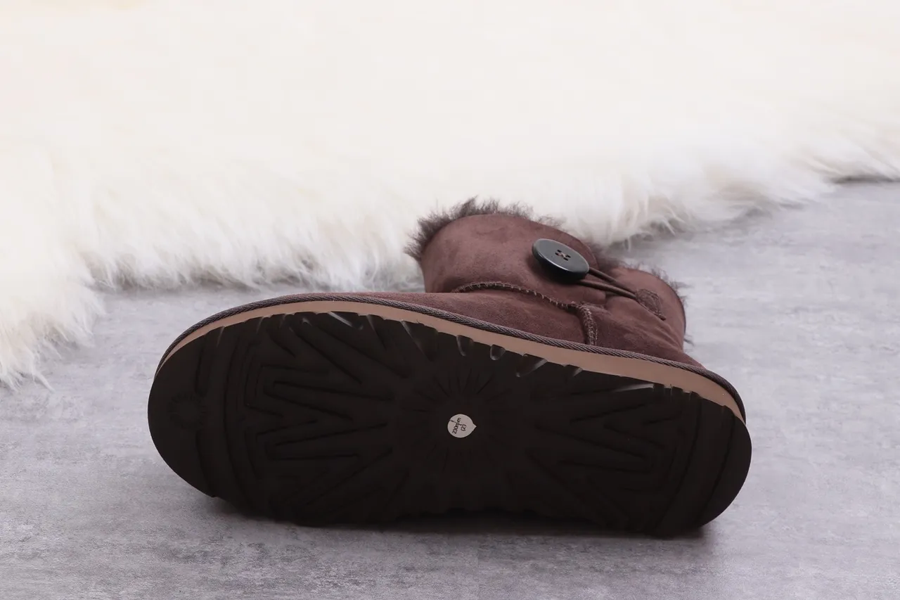 UGG Classic Mini 巧克力棕麂皮雪靴 9