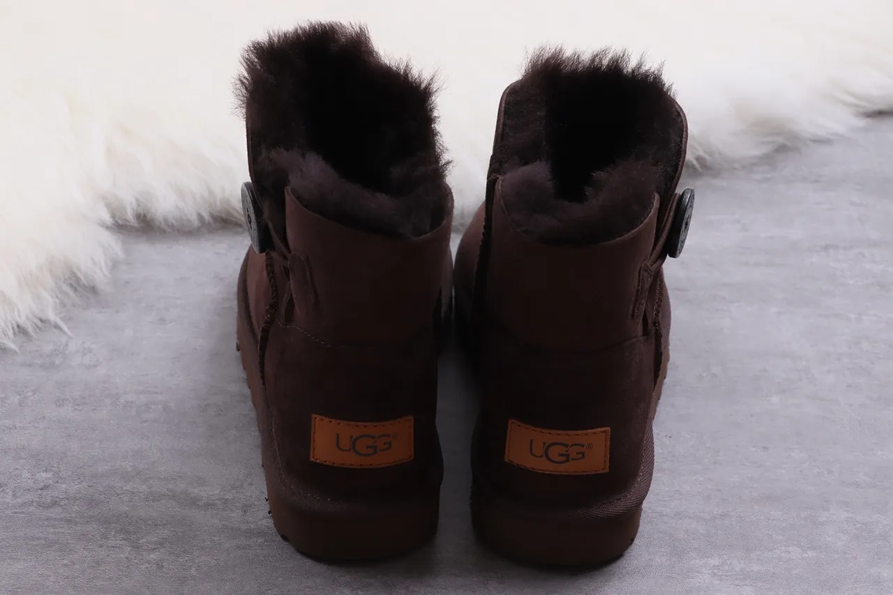 UGG Classic Mini 巧克力棕麂皮雪靴 14