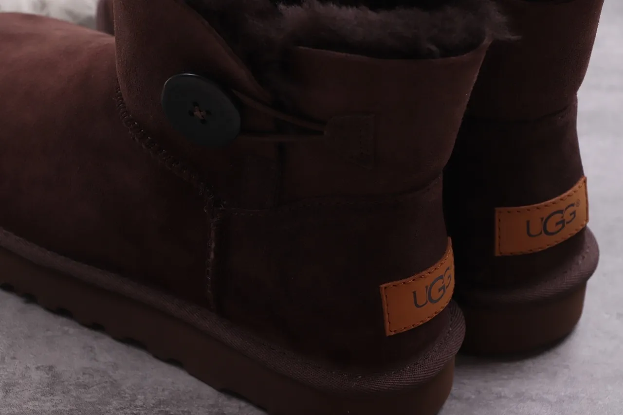 UGG Classic Mini 巧克力棕麂皮雪靴 15
