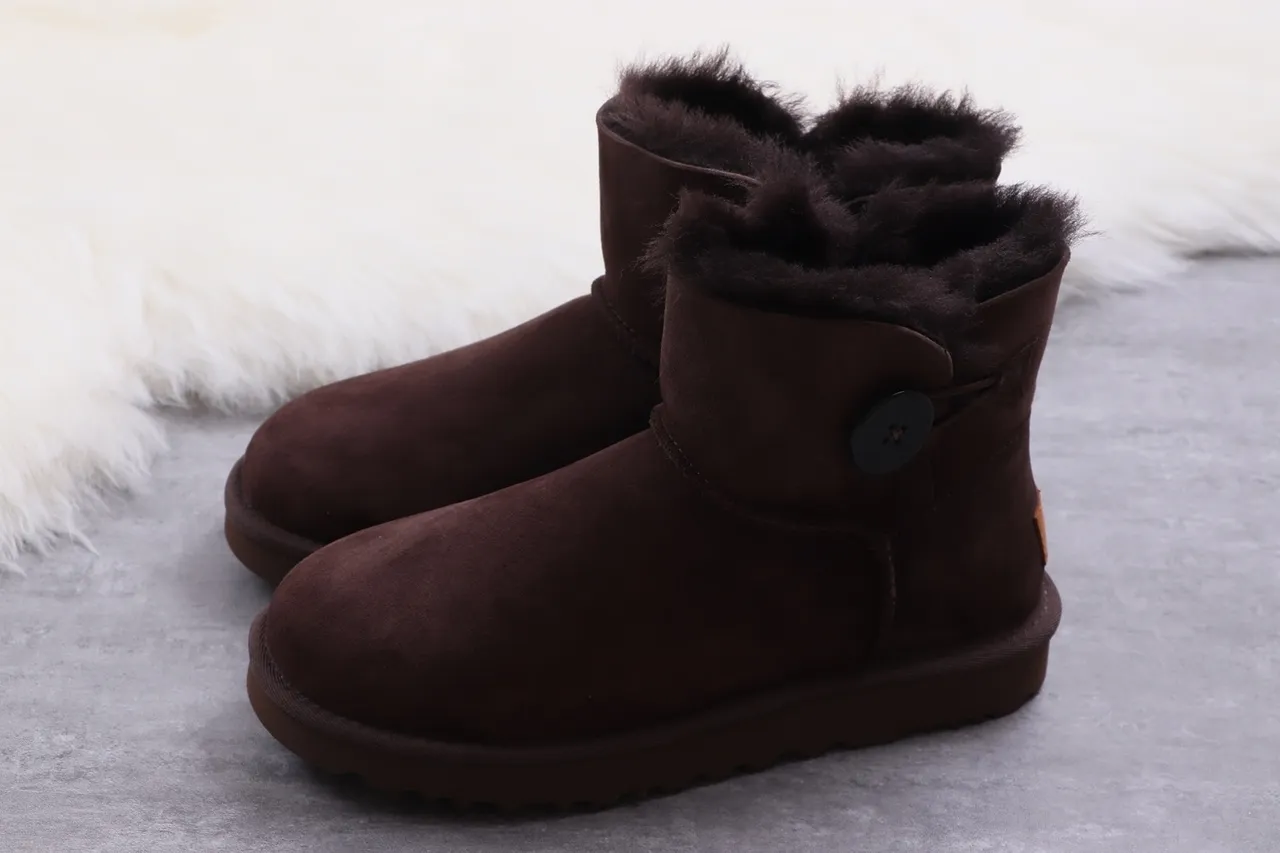 UGG Classic Mini 巧克力棕麂皮雪靴 12