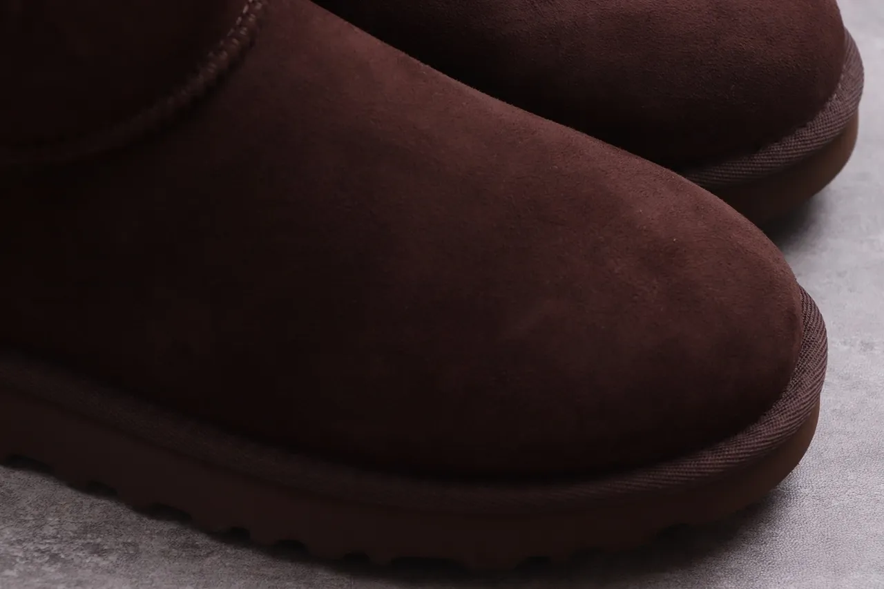 UGG Classic Mini 巧克力棕麂皮雪靴 16