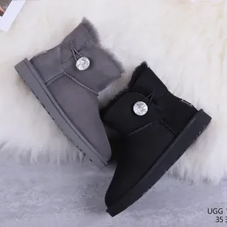 UGG क्लासिक मिनी क्रिस्टल बटन स्नो बूट्स