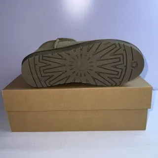 UGG Classic Mini 橄榄绿雪靴