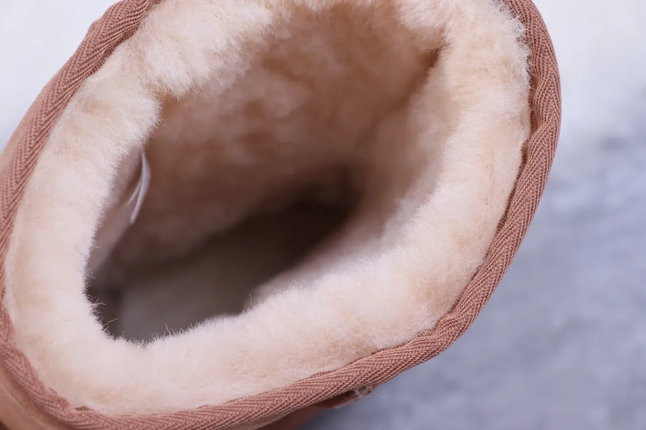 UGG经典短款栗色麂皮羊毛内里雪靴 2