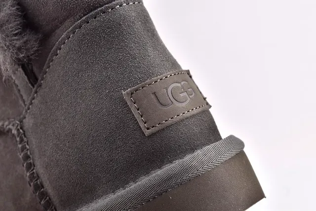 UGG Bottes de Neige Gris avec Upper Daim et Doublure en Mouton 5