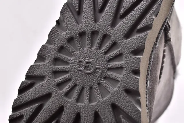 UGG Bottes de Neige Gris avec Upper Daim et Doublure en Mouton 7