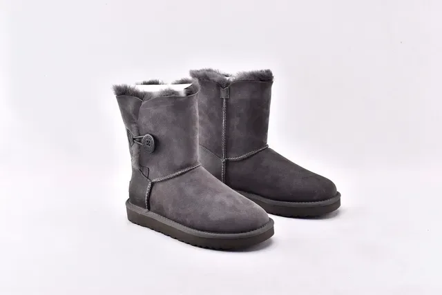 UGG Bottes de Neige Gris avec Upper Daim et Doublure en Mouton 9