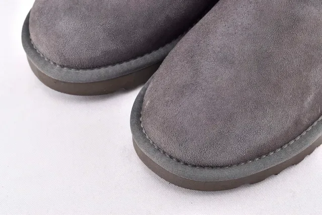 UGG Bottes de Neige Gris avec Upper Daim et Doublure en Mouton 10