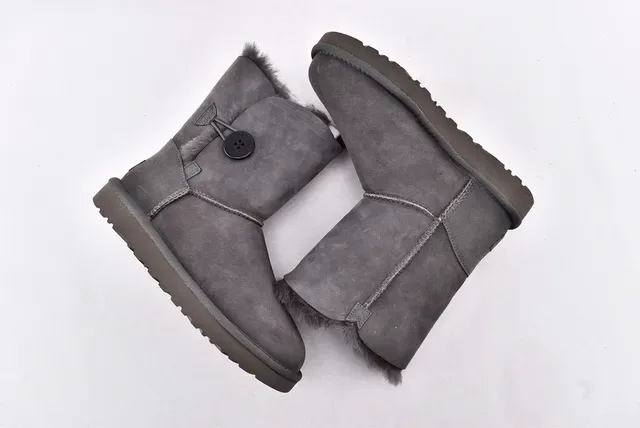 UGG Bottes de Neige Gris avec Upper Daim et Doublure en Mouton 12
