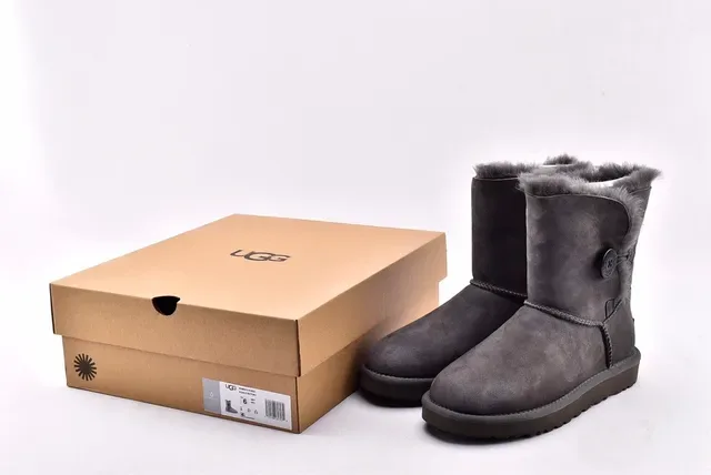 UGG Bottes de Neige Gris avec Upper Daim et Doublure en Mouton 15
