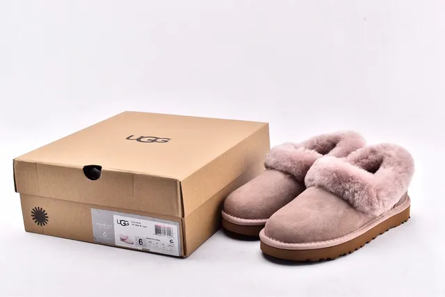 UGG নীতা বেইজ পিঙ্ক শিয়ারলিং-ট্রিমড সুড উপর ক্যাজুয়াল জুতা 15