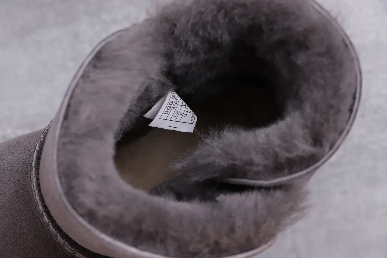 UGG Tasman Botas de Nieve de Ante Gris Carbón Forradas con Shearling 2