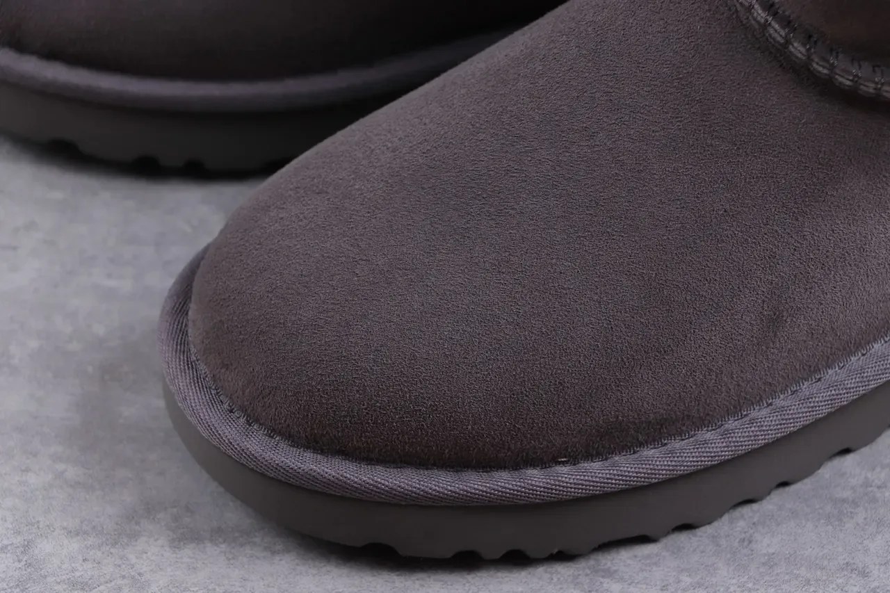 UGG Tasman Botas de Nieve de Ante Gris Carbón Forradas con Shearling 4