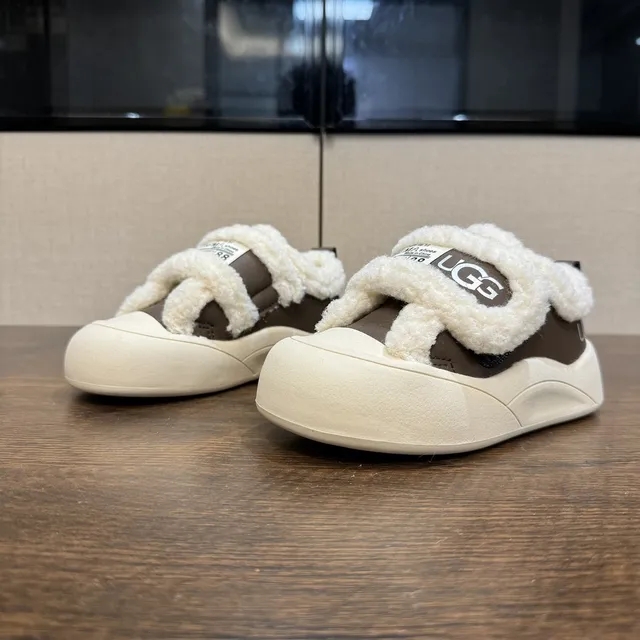UGG Tasman 栗色和黑色羊毛衬里厚底运动鞋 8