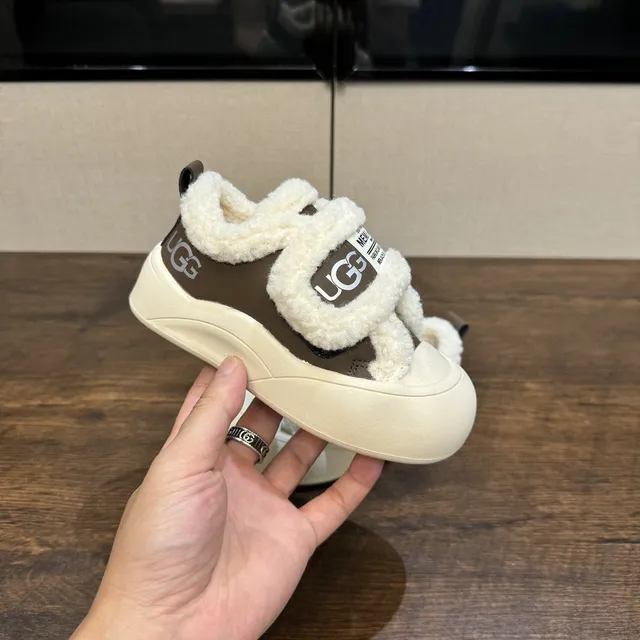 UGG Tasman 栗色和黑色羊毛衬里厚底运动鞋 10